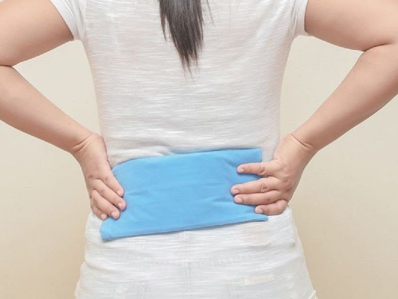Phương pháp chườm đá lạnh giúp làm dịu cơn đau lưng dưới, nhưng chỉ có tác dụng trong 72 giờ đầu tiên kể từ khi xuất hiện triệu chứng đau